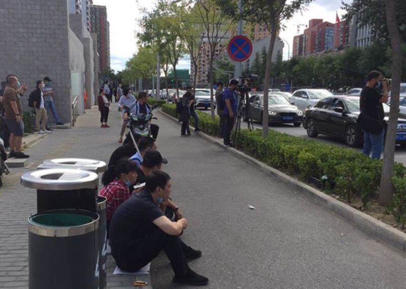 有民眾座在法院對開路邊，等候法庭消息。(推特圖片)