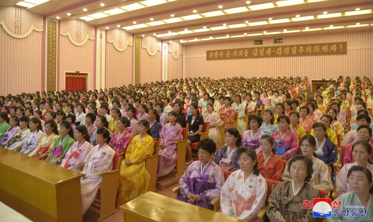북한 김일성 사망 30주년(7월 8일)을 맞아 여성회관에서 열린 여맹일꾼들과 여맹원들의 덕성발표 모임.