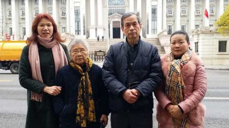2019年2月13日，蒲文清（左二）與黃琦新代理律師張贊甯（右二）、重慶維權人士陳明玉（左一）、胡貴琴一起，到看守所要求會見黃琦被拒。（吳亦桐提供）