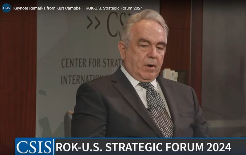 美国副国务卿坎贝尔（Kurt Campbell）在论坛上指出，中国在朝鲜与俄罗斯的深化合作中感到不安。（视频截图/国际战略研究中心官网）