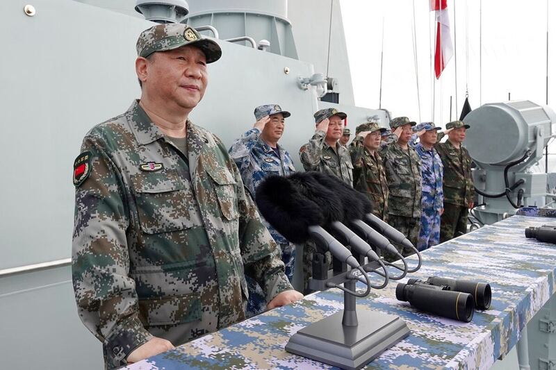 2018年4月习近平在三亚校阅海军建军迄今最大阅舰式。他说:建设海军从来没有像今天这样紧迫。他要求海军加紧实战化军事训练,保持高度戒备状态。(Li Gang/Xinhua via AP)