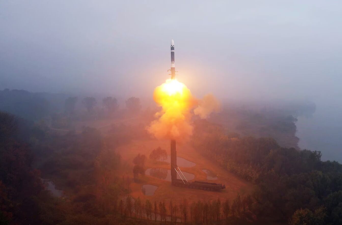 북한이 지난해 11월 공개한 신형 ICBM '화성-19형'의 시험발사 모습.