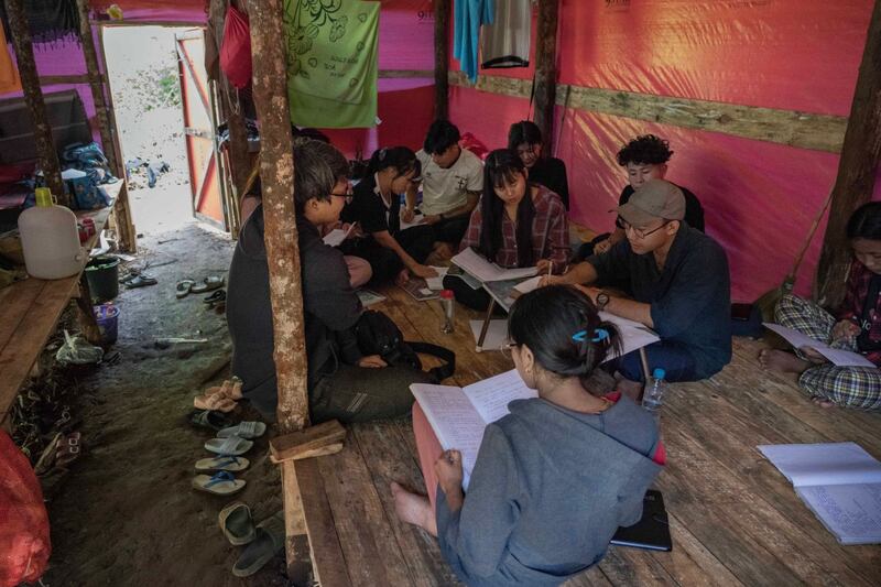 အိုဝမ်း (O-1) ဆေးရုံတွင် ဆေးတပ်သားများကို ရှေးဦးသူနာပြုစုနည်း ပို့ချပေးနေသည့် ဒေါက်တာအာကာကို (ဦးထုပ်ဆောင်းထားသူ) ကို ၂၀၂၄ ခုနှစ် နိုဝင်ဘာလ ၁၀ ရက်နေ့က တွေ့ရစဉ်။ (Gemunu Amarasinghe/RFA)