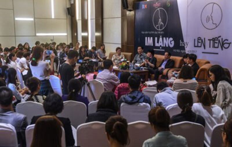 Tiến sĩ Khuất Thu Hồng (giữa, cầm micro), phát biểu trong buổi hội thảo Im Lặng Hay Lên Tiếng về lạm dụng trẻ em ở Hà Nội hôm 14/3/2017.