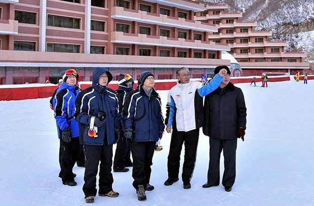 남측 선발대가 지난 2018년 마식령스키장과 금강산지구를 방문했다고 조선중앙통신이 보도했다. 사진은 마식령스키장에서 북측 관계자가 남측 관계자를 안내하는 모습.