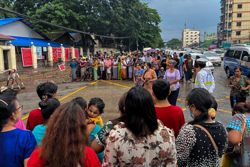 ပြန်လည်လွတ်မြောက်လာသူများကို အင်းစိန်အကျဉ်းထောင်ရှေ့တွင်စောင့်ဆိုင်းနေကြသူများ။ (Photo: RFA)