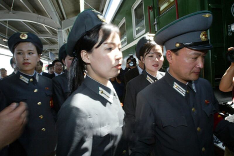 동해선 열차시험운행이 실시된 지난 2007년 5월 제진역에 도착한 북측열차 승무원들이 잠시 열차 밖으로 나왔다 열차로 돌아가고 있다.