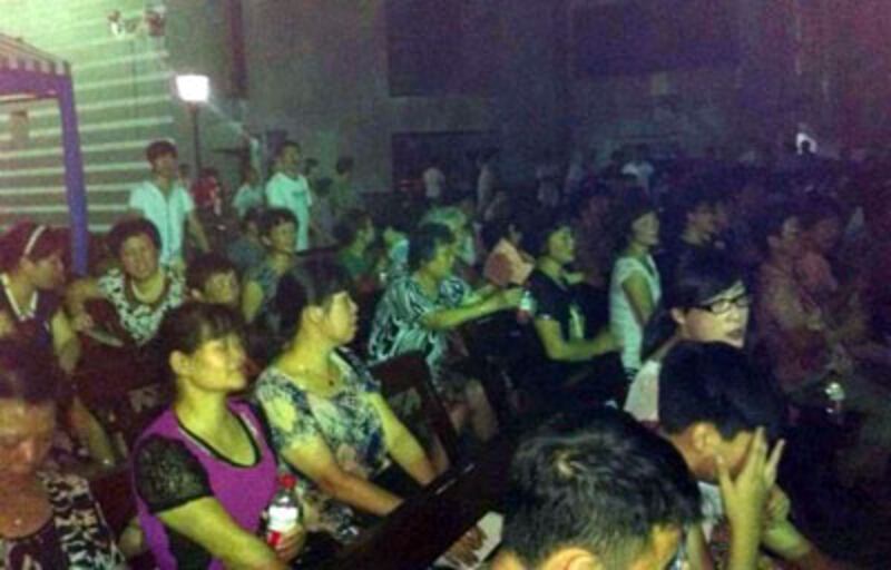 2014年7月23日,台州市溫嶺城關教堂的十字架,也面臨要強拆,數百信徒日夜留守阻止。(信徒攝)