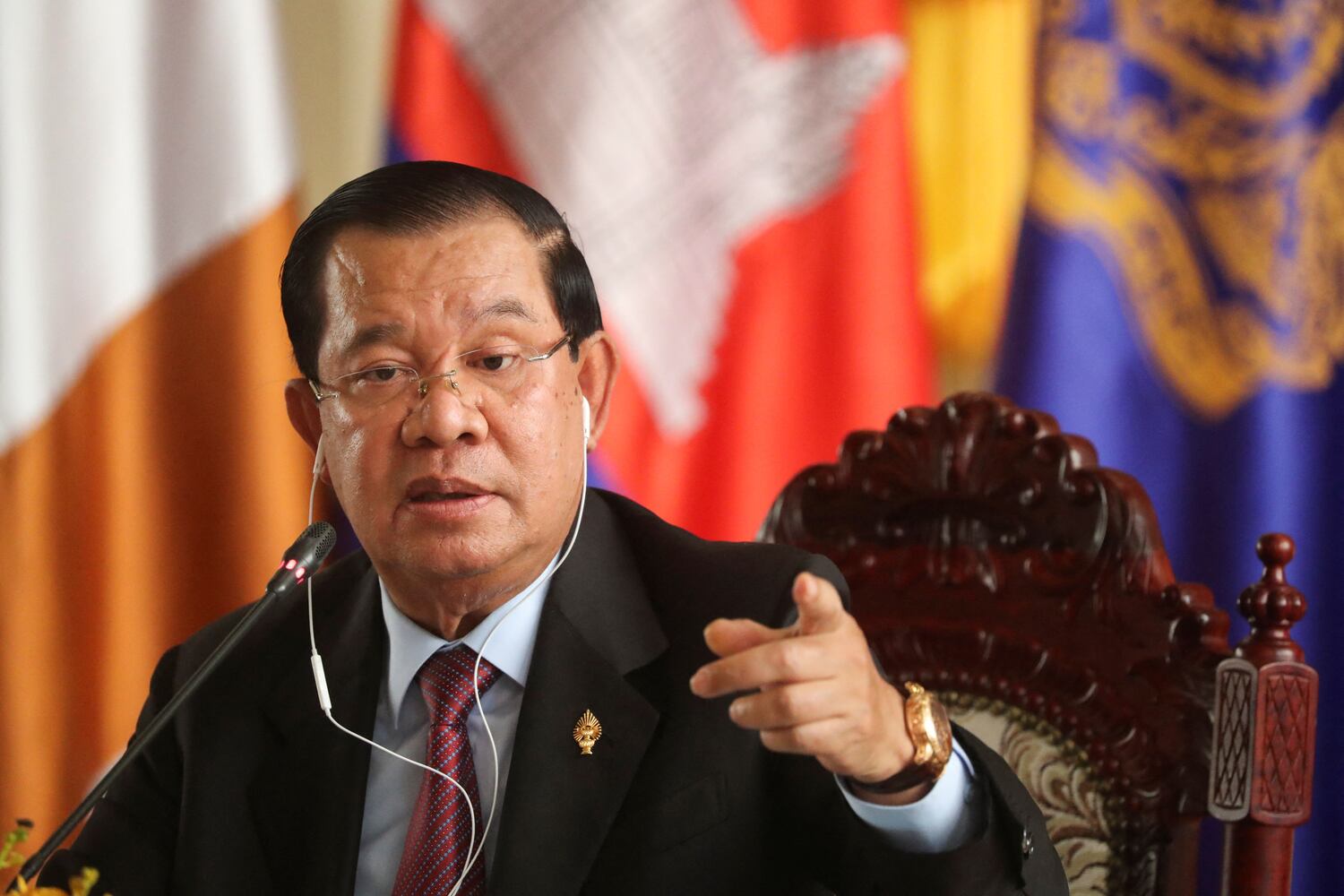 Ông Hun Sen phát biểu tại một họp báo ở Quốc hội sau cuộc bỏ phiếu bầu Thủ tướng là ông Hun Manet, con trai ông, hôm 22/8/2024