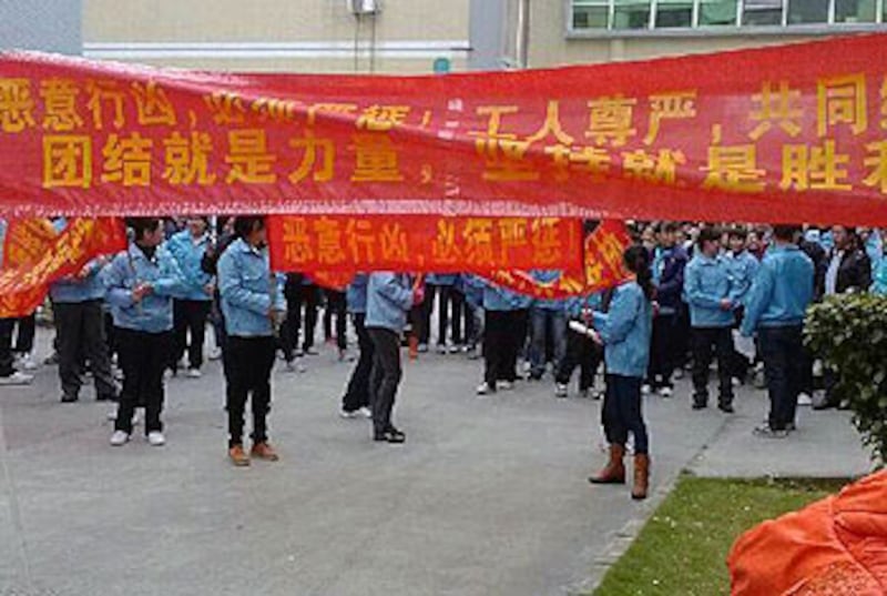 12月25日,深圳勝技製品廠全廠員工拉出橫幅,要求廠方就打人事件給一個說法,也要向被打的工友給予賠償。(罷工員工提供)