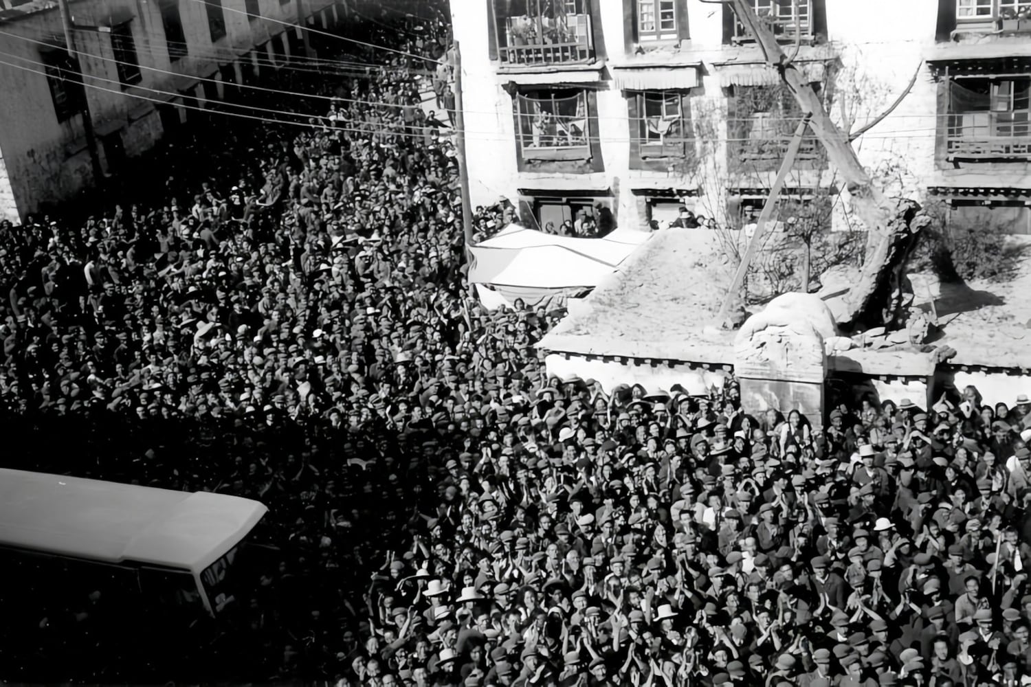 1979年流亡政府代表团在拉萨受到藏人欢迎盛况。(图片来自网络)