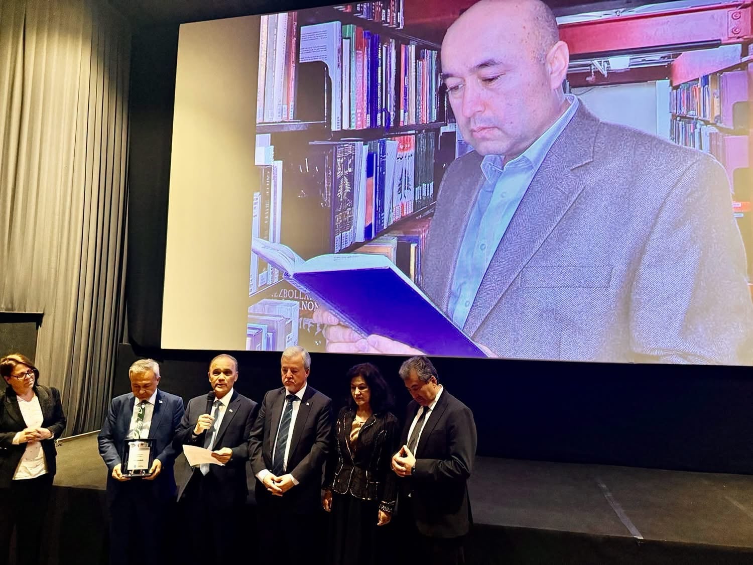 تۈرمىدىكى ئوبزورچى يالقۇن روزى ئىنسان ھەقلىرىنى قوغدىغۇچىلار مۇكاپاتىغا ئېرىشتى