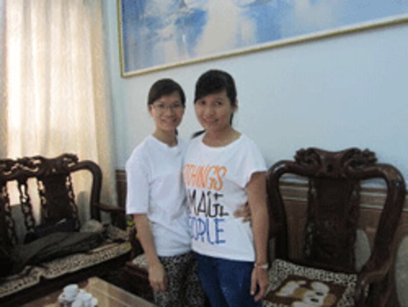 Cô Nguyễn Hoàng Vi đến thăm cô Phạm Thanh Nghiên chiều 3.4.2013. Sau khi rời khỏi nhà Phạm Thanh Nghiên, Hoàng Vi bị hơn hai chục tên công an vây bắt. Photo courtesy of Phạm Thanh Nghiên's blog.