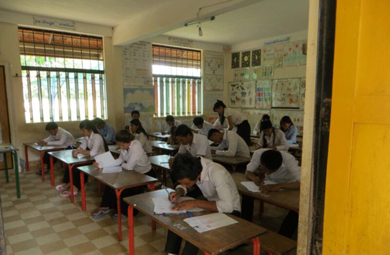 សកម្មភាពបេក្ខជនប្រឡងគ្រូអនុវិទ្យាល័យ នៅមណ្ឌលសាលាបឋមសិក្សាក្រុងព្រៃវែង ខេត្តព្រៃវែង សម័យប្រឡងថ្ងៃទី១៩ តុលា ឆ្នាំ២០១៣។ RFA/Hum Chamroeun