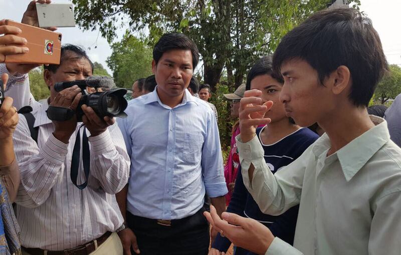 តំណាង​យុវជន​មួយ​ក្រុម​មាន​គ្នា​ប្រមាណ ៥០​នាក់ លោក ស្រី ចំរើន ផ្ដល់​បទសម្ភាសន៍​អំពី​គោលបំណង​ដែល​ពួកគេ​ចង់​ជួប​លោក កឹម សុខា នៅ​ក្នុង​វេទិកា​នា​ស្រុក​ព្រៃនប់ ខេត្ត​ព្រះសីហនុ នៅ​ថ្ងៃ​ទី​៥ ខែ​មីនា ឆ្នាំ​២០១៦។
