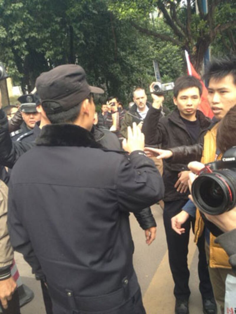 支持和反對南周的人士互相指罵，警察到場用攝錄機拍下現場情況，以及口頭勸阻。（衛小兵提供）