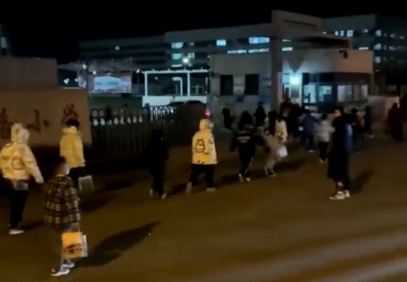 山東青島一批居民越過封鎖線，拒絕集中隔離。（網絡圖片）