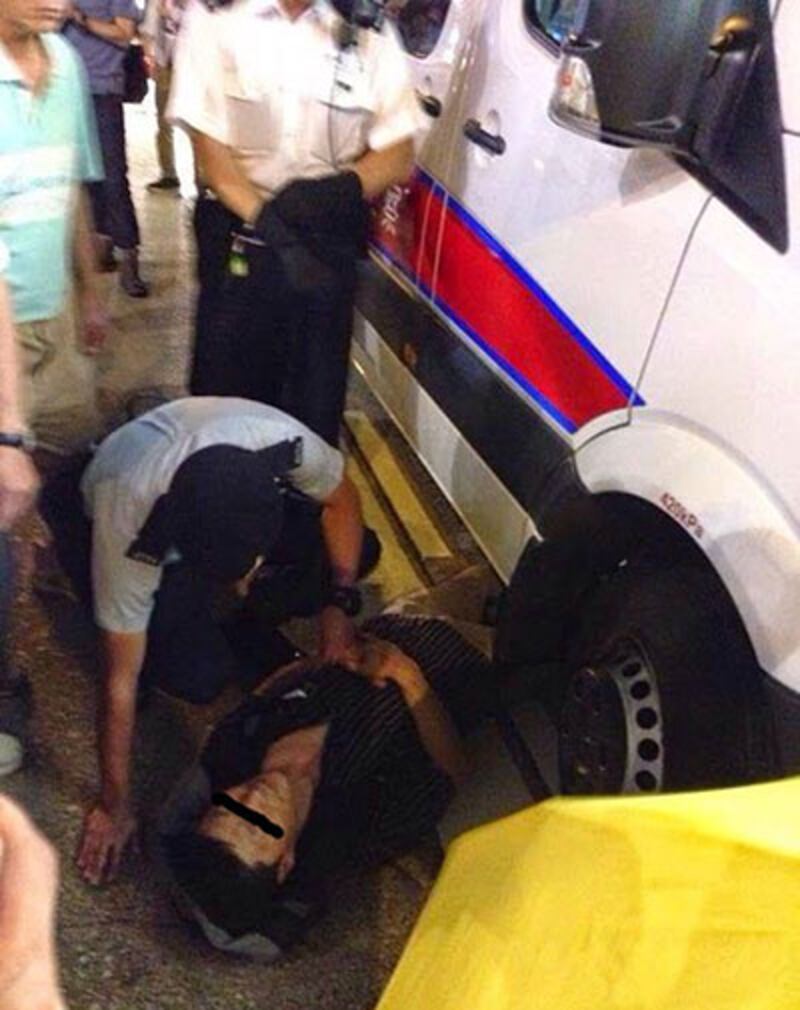 2015年4月27日,有示威區者在旺角街頭躺卧警車底,阻礙警車前進。(梁國雄facebook圖片)