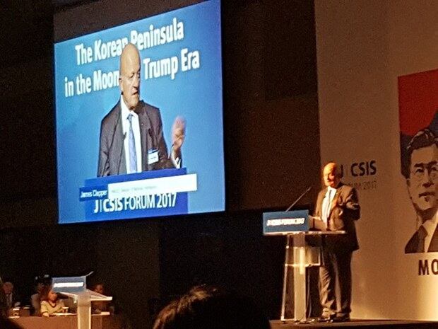제임스 클래퍼 전 미국 국가정보국장이 ‘중앙일보’와 ‘전략국제문제연구소(CSIS)’가 공동 주최한 ‘문재인·트럼프 시대의 한반도’라는 제목의 토론회에 참석해 발표하고 있다.