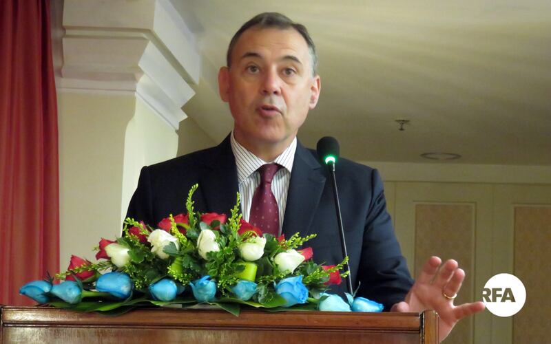 ឯកអគ្គរដ្ឋទូត​សហរដ្ឋ​អាមេរិក​ប្រចាំ​កម្ពុជា លោក វីល្លៀម ហៃដ្ត (William A. Heidt) ថ្លែង​នៅ​ក្នុង​សិក្ខាសាលា​ស្ដីពី​ការ​អនុវត្ត​កិច្ចព្រមព្រៀង​សម្រួល​ពាណិជ្ជកម្ម (Trade Facilitation Agreement = TFA) របស់​អង្គការ​ពាណិជ្ជកម្ម​ពិភពលោក (WTO) នា​រាជធានី​ភ្នំពេញ ថ្ងៃ​ទី​៤ ខែ​មេសា ឆ្នាំ​២០១៧។ 