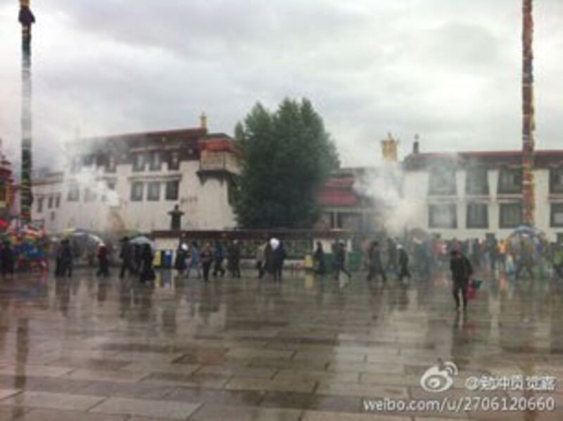 图片：藏人在西藏首府拉萨7月6日为达赖喇嘛举行炜桑祈福。（微博/记者丹珍）