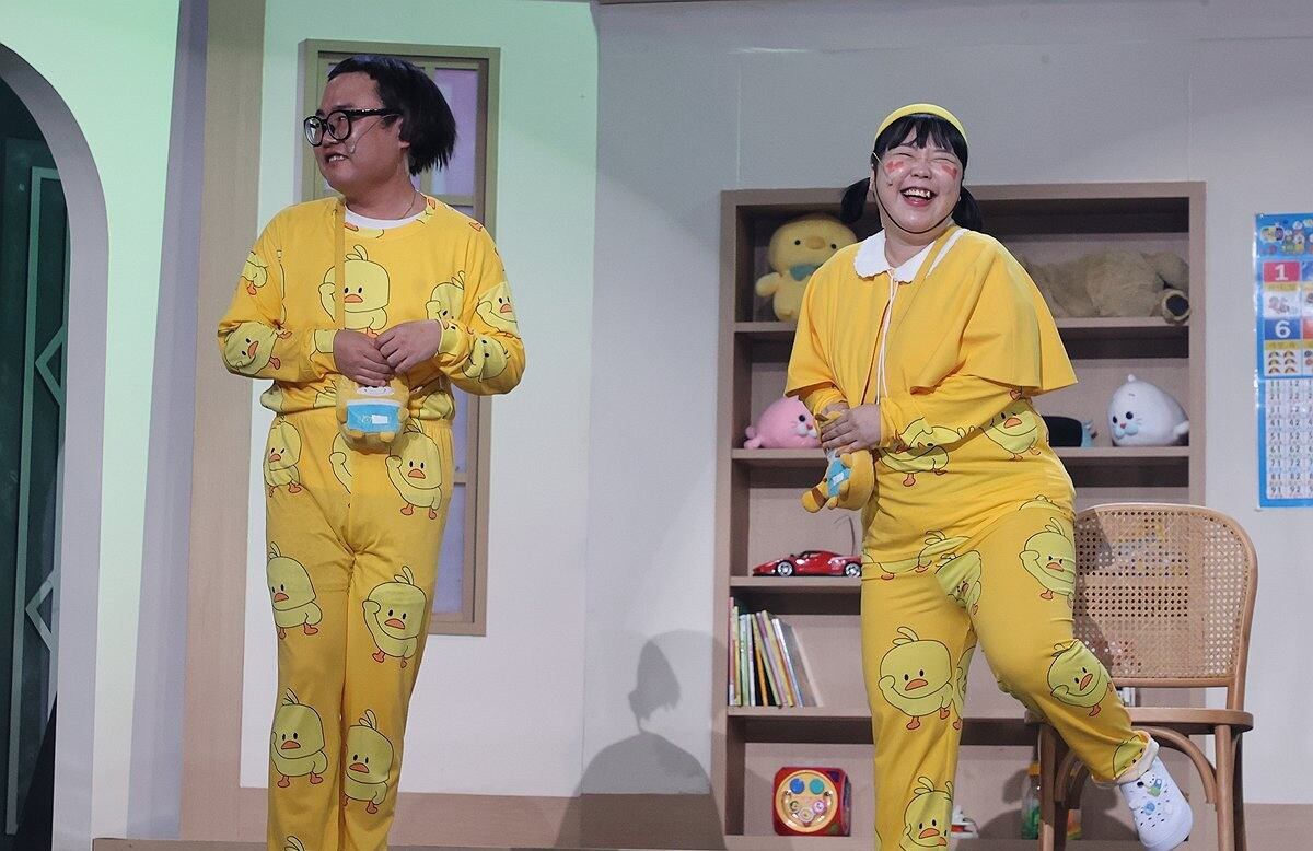 코미디언 홍현호(왼쪽)와 이수경이 '개그콘서트' 제작발표회에서 코너를 시연하는 모습.