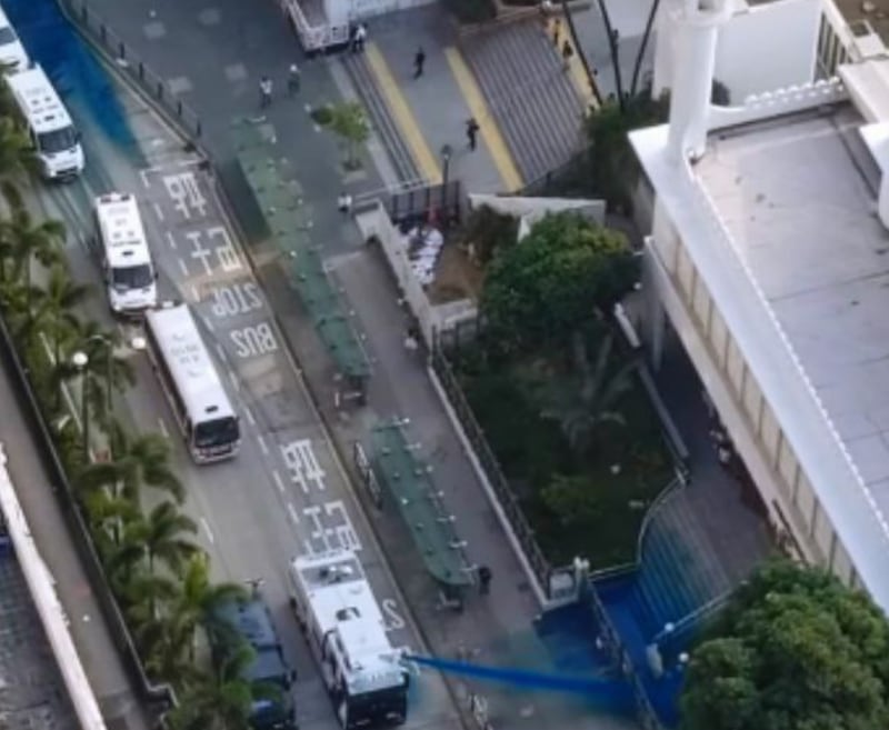 九龍清真寺在2019年反修例運動中，被港警水炮車的藍色水炮射中。（《大紀元》影片截圖）