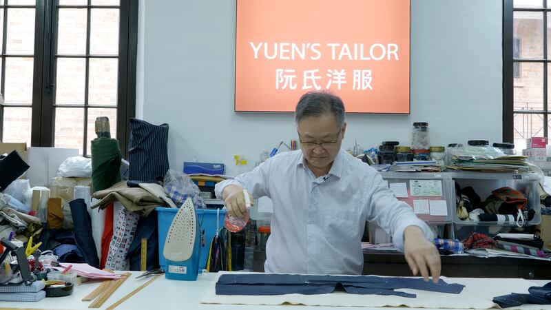 「阮氏洋服」店主阮邦冠在逾半世紀的裁縫年華，見盡香港興衰動盪。（張仁 攝）