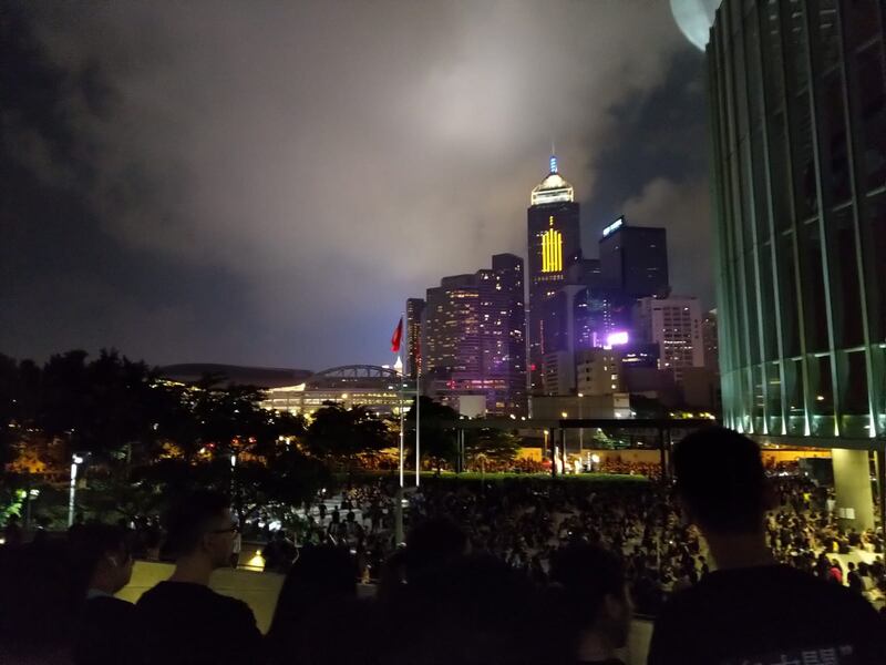 2019年6月16日，近200万不满香港政府拒绝撤回“送中”条例的香港市民举行了示威游行。图为留守政府总部大楼外的香港市民。16日深夜 。（戴维提供） 