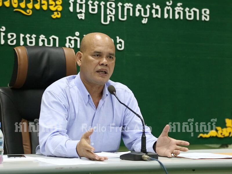អនុរដ្ឋលេខាធិការ​ក្រសួង​ព័ត៌មាន លោក អ៊ុក គឹមសេង ថ្លែង​ក្នុង​កិច្ច​ប្រជុំ​រវាង​មន្ត្រី​ក្រសួង​ព័ត៌មាន ជាមួយ​តំណាង​ស្ថាប័ន​សារព័ត៌មាន​ស្ដីពី​ការ​ប្រើ​គោរមងារ​សម្ដេច នៅ​ព្រឹក​ថ្ងៃ​ទី​១២ ខែ​ឧសភា ឆ្នាំ​២០១៦។