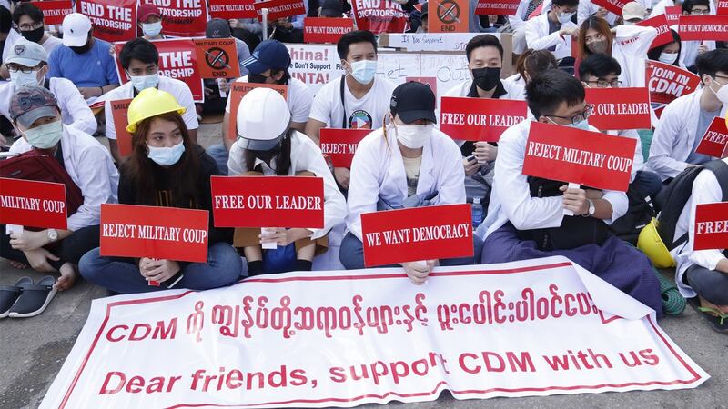 ရန်ကုန်မြို့မှ ကျန်းမာရေး ဝန်ထမ်းများ၏ CDM အကြမ်းမဖက် အာဏာဖီဆန်ရေးလှုပ်ရှားမှုအား ၂၀၂၁ ခုနှစ် ဖေဖော်ဝါရီလ ၁၅ ရက်နေ့က တွေ့ရစဉ်။ (Photo: RFA)