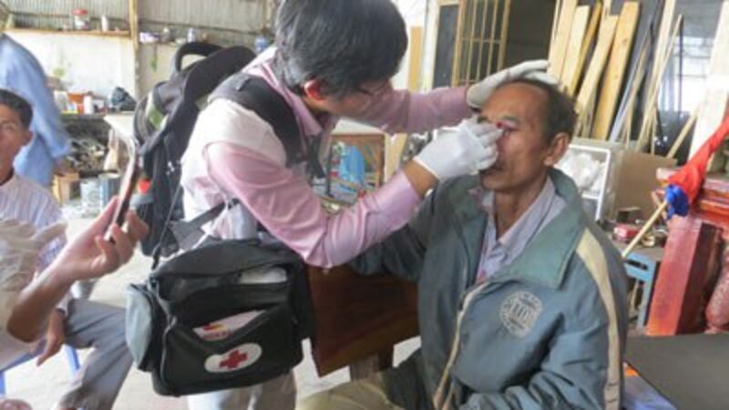 A medic treats a protester suffering from a facial wound, Jan. 27, 2014. Credit: RFA
