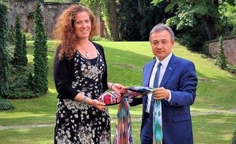 د ئۇ ق رەئىسى دولقۇن ئەيسا ئەپەندى ئامېرىكانىڭ چېخىيەدىكى باش ئەلچىلىك ۋەزىپىسىنى ئۆتەۋاتقان جېننىفېر باكۇس خانىم بىلەن. 2021-يىلى 9-ئاۋغۇست، پراگا چەخىيە.