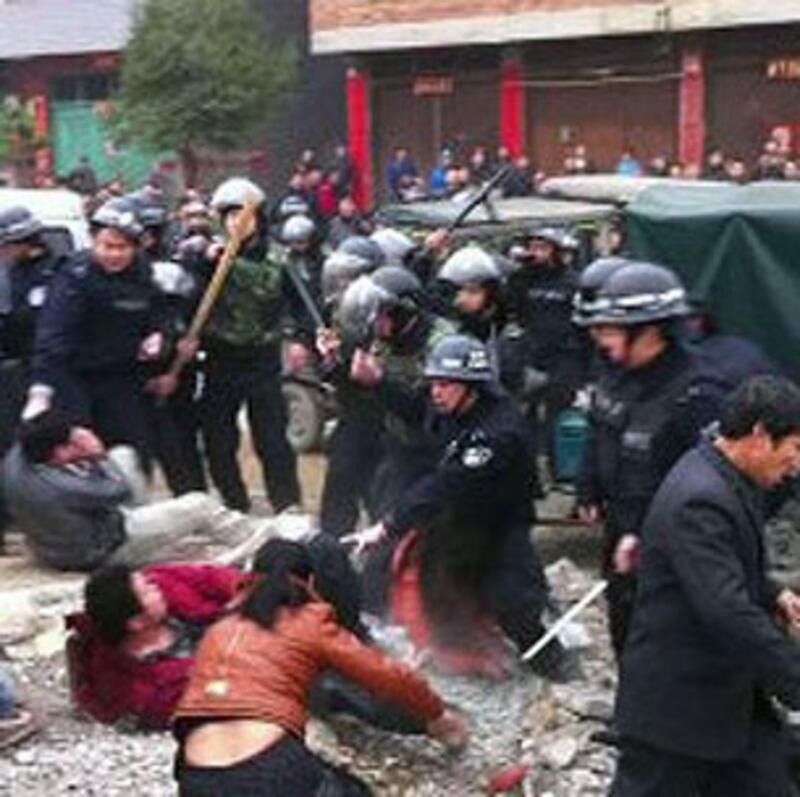 5月15日，廣西柳州市大唐屯村民遭當局入村強拆，多名村民被武警打傷，包括年過 70 的老婆婆。（村民覃女士提供）