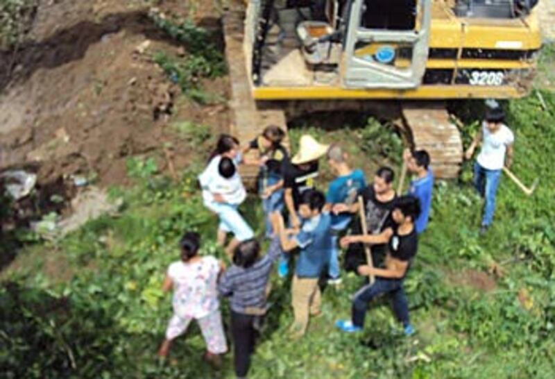 福建省福州市白塔鄉村民房屋被強徵，7月底，開發商出動過百人員挖溝，村民以身體阻擋挖掘機被暴力驅趕。 (由村民提供)