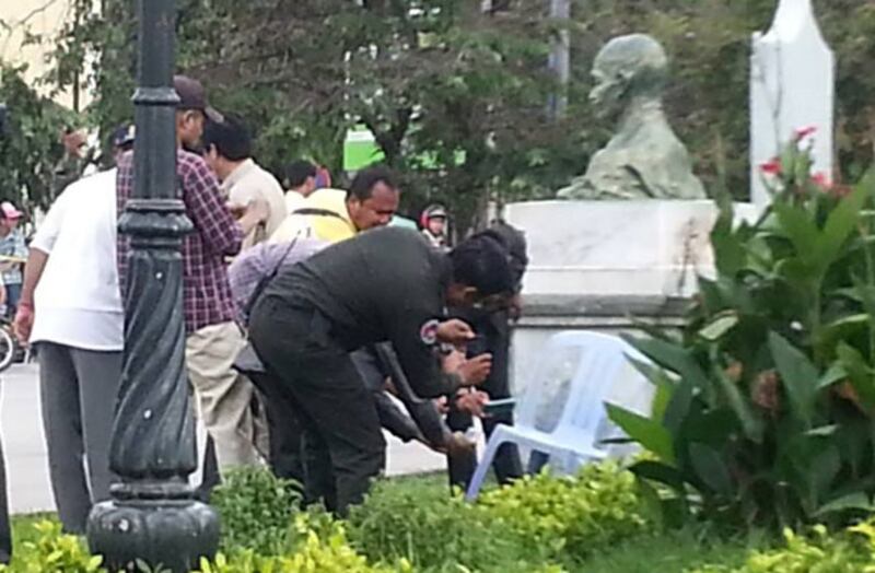 ក្រុម​ប៉ូលិស​កំពុង​ត្រួត​ពិនិត្យ​គ្រាប់​បែក​ច្នៃ​ពី​គ្រាប់​កាំភ្លើង អិម ៧៩ (M79) ដែល​ត្រូវ​គេ​ប្រទះ​ឃើញ​នៅ​ក្នុង​សួន​ខាង​កើត​ស្ពាន​នាគ នៃ​រមណីយដ្ឋាន​វត្តភ្នំ នៅ​ព្រឹក​ថ្ងៃ​ទី១៣ ខែ​កញ្ញា ឆ្នាំ​២០១៣។