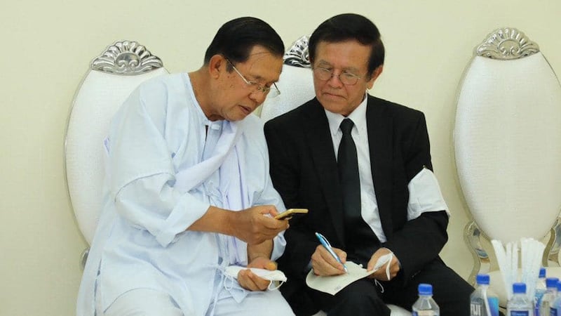 ជំនួប​រវាង​លោក កឹម សុខា ប្រធាន​គណបក្ស​សង្គ្រោះ​ជាតិ និង​លោក​នាយករដ្ឋមន្ត្រី ហ៊ុន សែន ក្នុង​ពិធី​គោរព​វិញ្ញាណក្ខន្ធ​សព​ម្ដាយ​ក្មេក​លោក ហ៊ុន សែន នៅ​ល្ងាច​ថ្ងៃ​ទី៥ ខែ​មេសា ឆ្នាំ២០២០។