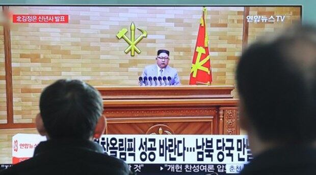 서울역에서 시민들이 북한 김정은 노동당 위원장의 신년사 연설 관련 뉴스를 지켜보고 있다. 