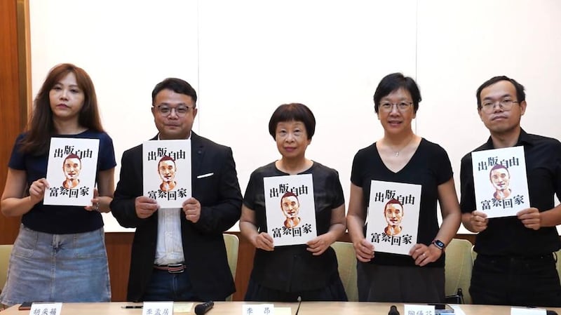 李孟居返台後將自身經歷協助台灣人,如何應付赴中時遇到的問題。(淳音攝)