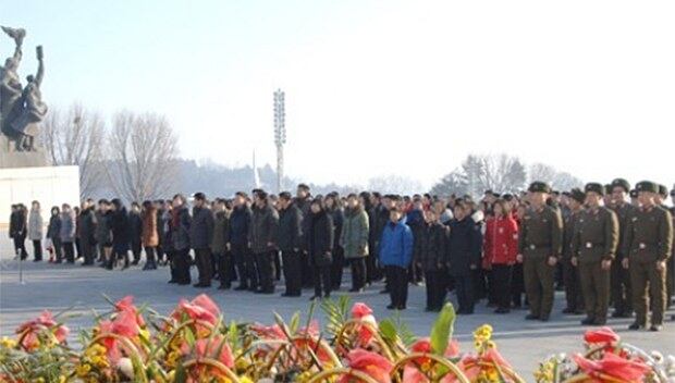 1일 북한 각 계층 근로자, 인민군 장병들, 학생들이 새해를 맞아 김일성-김정일 동상을 찾았다.