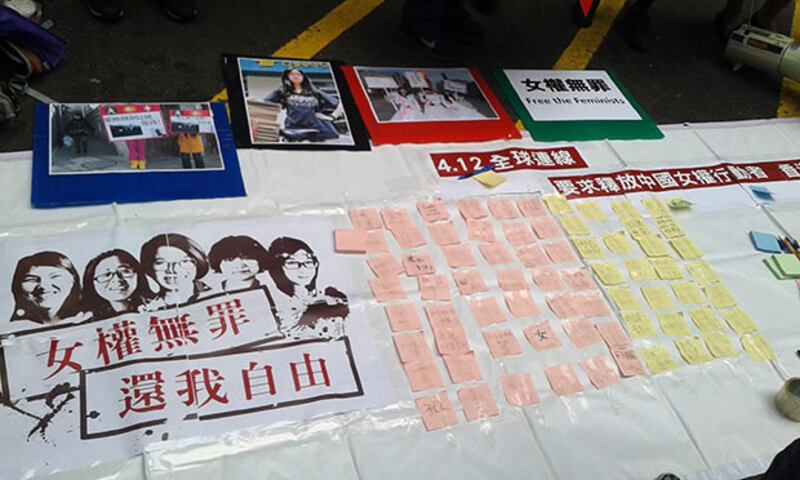 2015年4月12日,市民在便條上寫上聲,貼在大膠布上。(戴維森攝)
