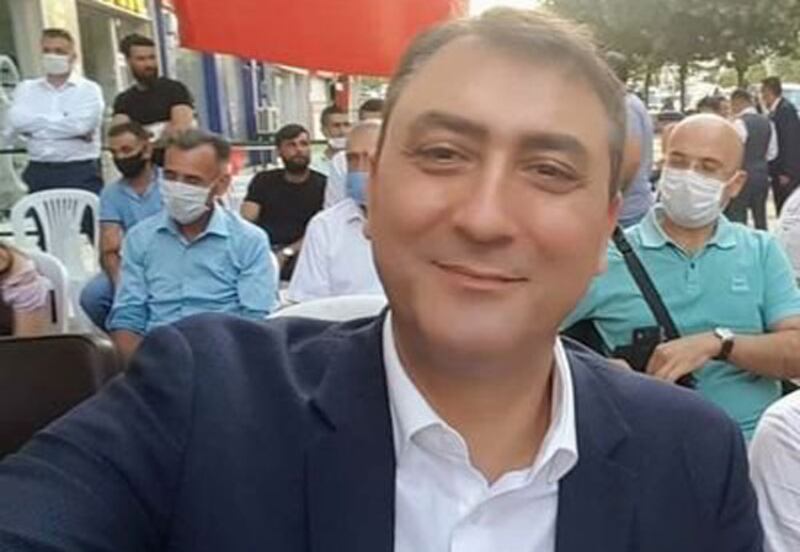 «شەرقىي تۈركىستاننىڭ سولغۇن چېچىكى-گۈلمىرە» (Doğu Türkistan'in yorğun çiçegi Gülmira) ناملىق روماننىڭ ئاپتورى ھەقۋەردى ئالتۇغ ئەپەندى. 2023-يىلى ماي، تۈركىيە.