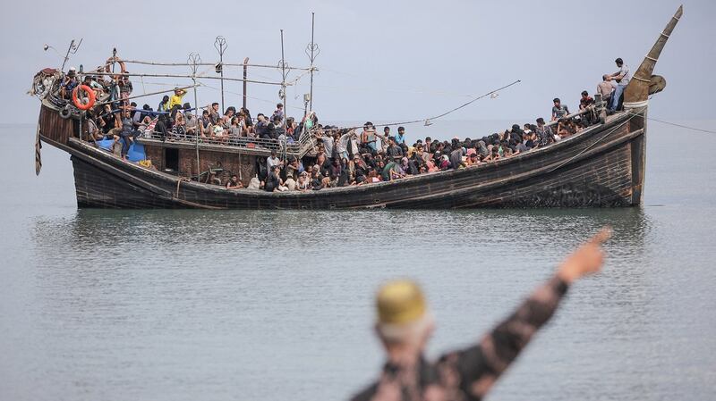 ဘင်္ဂလားဒေ့ရှ် ဒုက္ခသည်စခန်းများမှ စက်လှေနှင့် ထွက်ပြေးလာသည့် ရိုဟင်ဂျာဒုက္ခသည်များအား ၂၀၂၃ ခုနှစ်၊ နိုဝင်ဘာလ ၁၆ ရက်နေ့က အင်ဒိုနီးရှားနိုင်ငံ အာချေးပြည်နယ်တွင် တွေ့ရစဉ်။ (Photo: AFP)