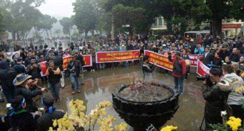 Một buổi tưởng niệm đánh dấu 43 năm ngày mất Hoàng Sa và tưởng nhớ các tử sĩ trước tượng đài vua Lý Thái Tổ, Hà Nội hôm 19/1/2017.