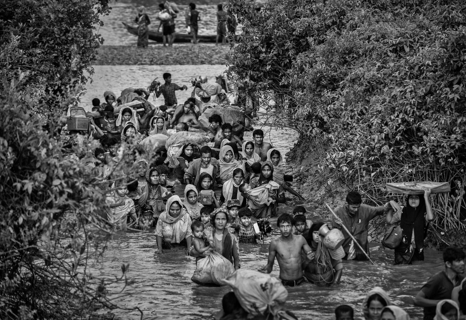 Refugiados musulmanes rohingya se agolpan en el río Naf cerca de Anjuman Para en Cox's Bazar, Bangladesh, el 1 de noviembre de 2017, en un canal mientras huyen a través de la frontera entre Myanmar y Bangladesh. (Kevin Frayer/Getty Images)