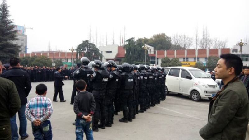 2015年3月16日，大批警察在陝西漢中市政府附近戒備。（相片由目擊者提供）