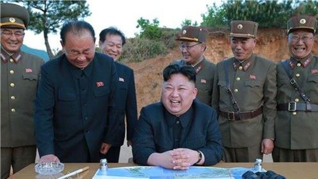 사진은 지난 5월 14일 김정은 노동당 위원장의 중장거리 탄도미사일(IRBM) '화성-12' 시험발사 참관에 동행한 북한 미사일 개발 분야의 핵심 인사들. 왼쪽부터 김락겸 전략군 사령관, 리병철 노동당 제1부부장, 유진 당 부부장, 김정은 위원장, 김정식 당 부부장, 장창하 국방과학원 원장, 전일호 군 중장.