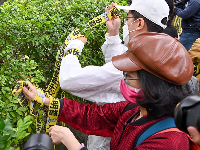 團體從立法院到監察院路旁掛上聲援李明哲黃絲帶。（鍾廣政 攝）