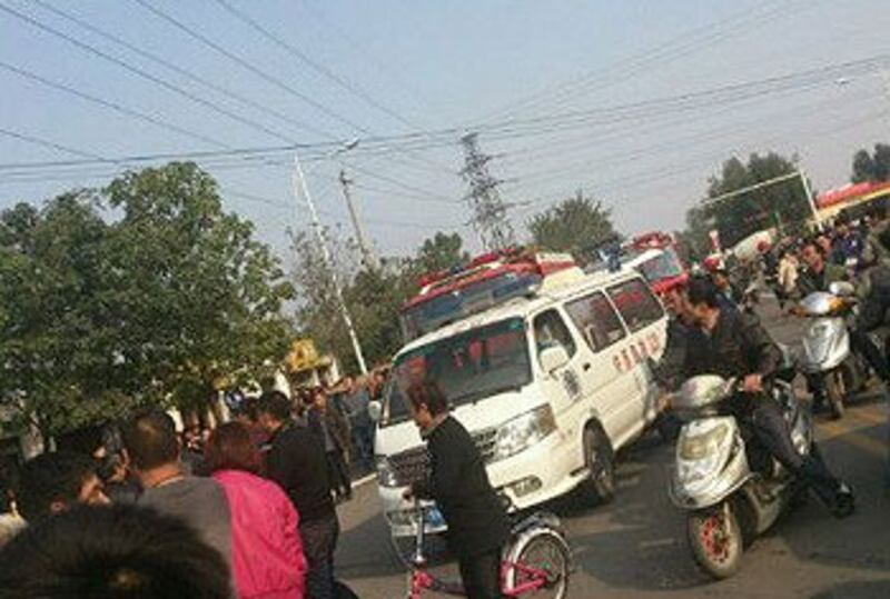 由於街道十分狹窄，多部消防車在事發後近30分鐘才抵達火警現場。（網民彭先生提供）