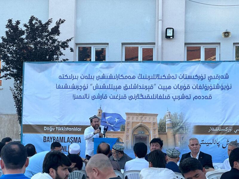 ئىستانبۇلدا ئۆتكۈزۈلگەن قۇربان ھېيتنى تەبرىكلەش پائالىيىتىدە شەرقىي تۈركىستان ئۆلىمالار بىرلىكى رەئىسى دوكتور ئالىمجان بۇغدا سۆزلەۋاتىدۇ. 2024-يىلى 19-ئىيۇن، ئىستانبۇل.